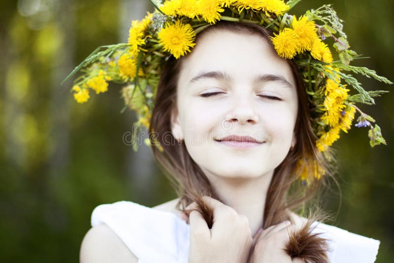 Den härliga lilla flickan som är utomhus-, färgbukettblommor, den ljusa soliga sommardagen, parkerar ängen som ler lyckligt tycka arkivbild Den härliga lilla flickan som är utomhus-, färgbukettblommor, den ljusa soliga sommardagen, parkerar ängen som ler lyckligt tycka arkivbild