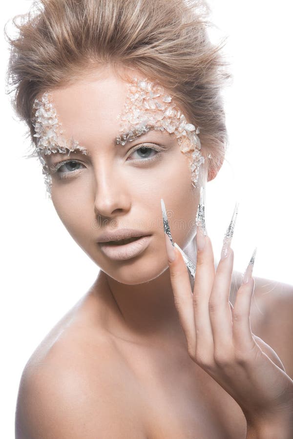 Den härliga modemodellen med länge spikar, idérik makeup och manikyrdesignen Skönhetframsidakonst arkivfoton Den härliga modemodellen med länge spikar, idérik makeup och manikyrdesignen Skönhetframsidakonst arkivfoton