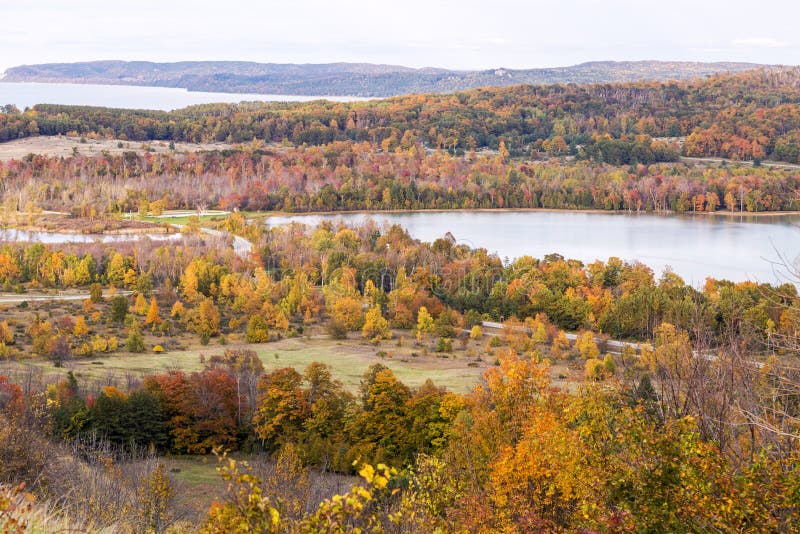 Den härliga nedgången färgar i traversstaden, Michigan royaltyfri fotografi