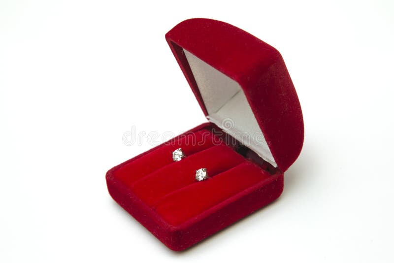 Den härliga och lyxiga diamanthalsbandet jewely med cirkeln, öracirklar ställde in i röd ask på vit bakgrund royaltyfri foto Den härliga och lyxiga diamanthalsbandet jewely med cirkeln, öracirklar ställde in i röd ask på vit bakgrund royaltyfri foto