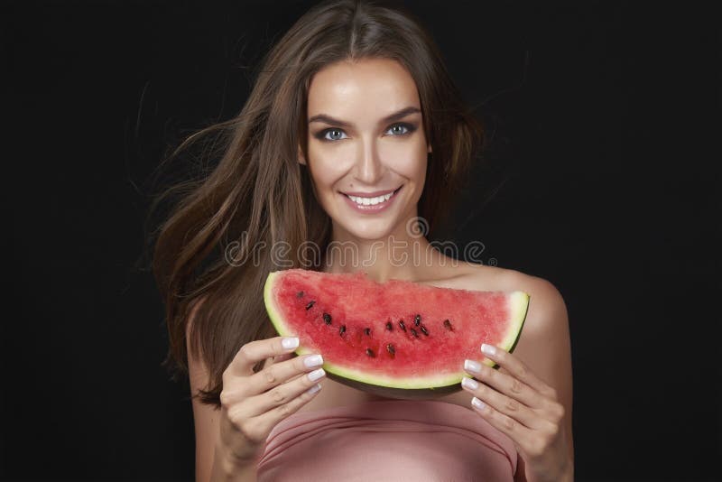 Den härliga sexiga brunettkvinnan som äter vattenmelon på en vit bakgrund, sund mat, smaklig mat som är organisk bantar, det sund arkivbild Den härliga sexiga brunettkvinnan som äter vattenmelon på en vit bakgrund, sund mat, smaklig mat som är organisk bantar, det sund arkivbild