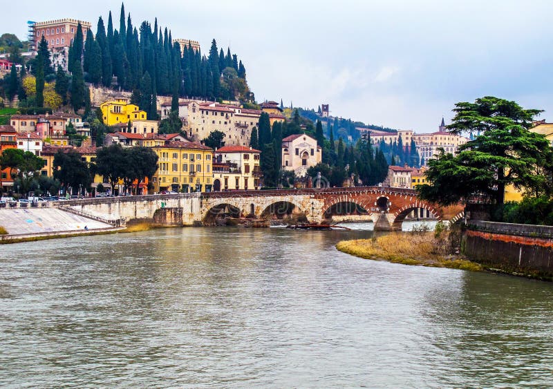 Den härliga sikten av cityscapen av Verona Italy, Riveret Adige och det historiskt stenar bron Ponte Pietra royaltyfria bilder Den härliga sikten av cityscapen av Verona Italy, Riveret Adige och det historiskt stenar bron Ponte Pietra royaltyfria bilder