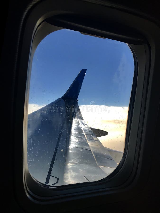 Den härliga sikten från flygplanfönster, den stora vingen av flygplan visar sidohängt fönster arkivfoto Den härliga sikten från flygplanfönster, den stora vingen av flygplan visar sidohängt fönster arkivfoto