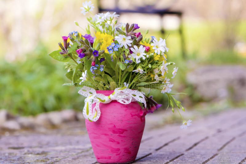 Den härliga skogen blommar i rosa vas med bandet royaltyfri bild Den härliga skogen blommar i rosa vas med bandet royaltyfri bild