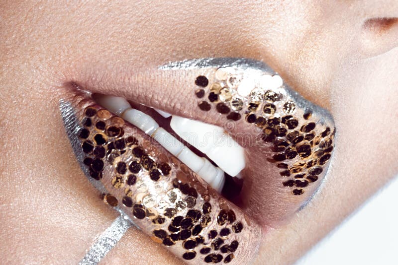 Den härliga trendiga flickan med idérikt blänker makeup och mousserar på kanter Slut upp skönhetframsida royaltyfria foton Den härliga trendiga flickan med idérikt blänker makeup och mousserar på kanter Slut upp skönhetframsida royaltyfria foton