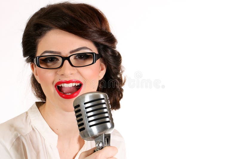 Den härliga unga kvinnan som isoleras på vit i studio i gammalt mode, beklär att föreställa utvikningsbrud och retro stil med mik arkivfoto Den härliga unga kvinnan som isoleras på vit i studio i gammalt mode, beklär att föreställa utvikningsbrud och retro stil med mik arkivfoto