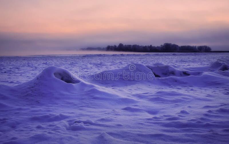 Den härliga vintern landscape Djupfryst flod som täckas med snö royaltyfria foton Den härliga vintern landscape Djupfryst flod som täckas med snö royaltyfria foton