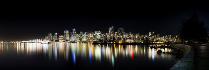 Den i stadens centrum Vancouver horisonten på natten från Stanley Park arkivbilder Den i stadens centrum Vancouver horisonten på natten från Stanley Park arkivbilder