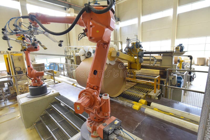 Den industriella roboten i ett pappers- maler - automation i en modern växt arkivfoto