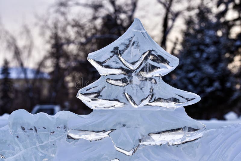 Den iskalla julgranen, skulptur, sned från stycke av is arkivfoton Den iskalla julgranen, skulptur, sned från stycke av is arkivfoton
