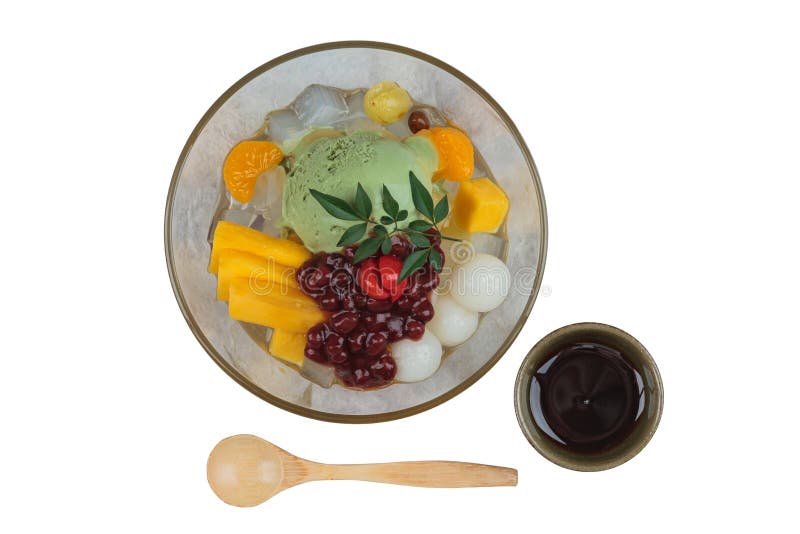 Den isolerade bästa sikten av glass Matcha för grönt te tjänade som med stålarfrukt, litchiplommonet, apelsinen, kokosnötgelé och royaltyfria bilder Den isolerade bästa sikten av glass Matcha för grönt te tjänade som med stålarfrukt, litchiplommonet, apelsinen, kokosnötgelé och royaltyfria bilder