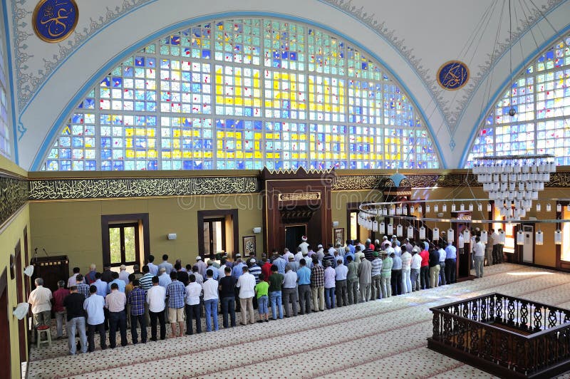 Den Istoc moskéritualen av dyrkan centrerade i bönen, Istanbul, Tur