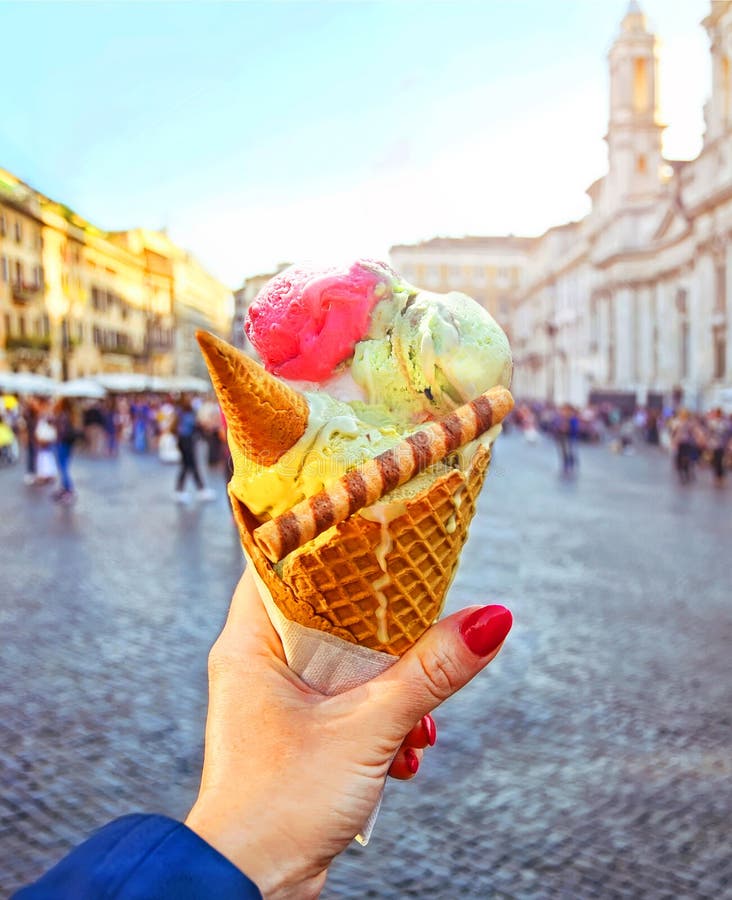 Den italienska glasskotten rymde i hand på bakgrunden av piazza Navona arkivbild Den italienska glasskotten rymde i hand på bakgrunden av piazza Navona arkivbild