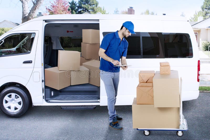 Den italienska kuriren kontrollerar packen i vägen fotografering för bildbyråer Den italienska kuriren kontrollerar packen i vägen fotografering för bildbyråer