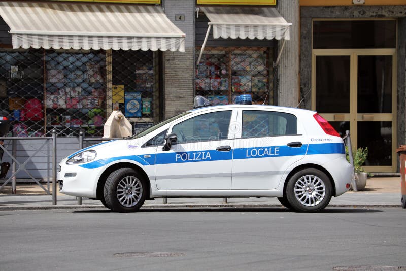Den italienska polisen för Fiat Punto III halvkombi i centret av Sa fotografering för bildbyråer Den italienska polisen för Fiat Punto III halvkombi i centret av Sa fotografering för bildbyråer