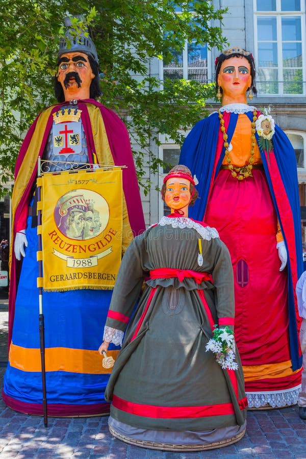 Den jätte- kolossen, jätte Gerarda Ghislaine Agnes Frieda och den jätte- barnbabaen i Maastricht royaltyfri bild Den jätte- kolossen, jätte Gerarda Ghislaine Agnes Frieda och den jätte- barnbabaen i Maastricht royaltyfri bild