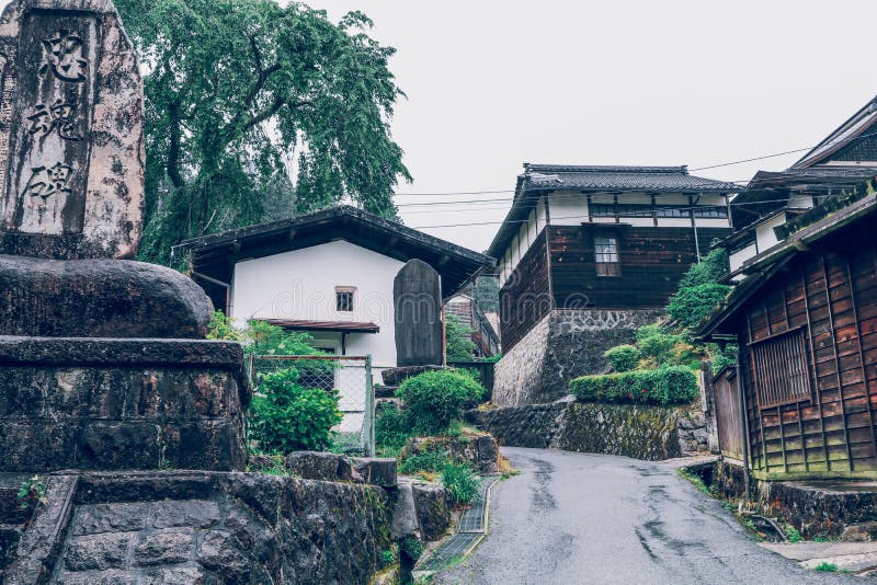 Den Kiso dalen ?r den gamla staden eller de japanska traditionella tr?husen f?r handelsresanden som g?r p? den historiska gamla g royaltyfria foton Den Kiso dalen ?r den gamla staden eller de japanska traditionella tr?husen f?r handelsresanden som g?r p? den historiska gamla g royaltyfria foton