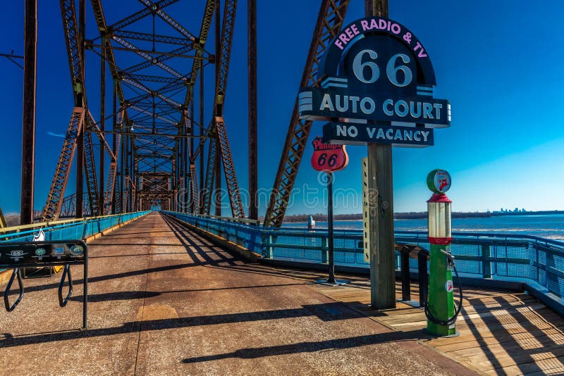 Den klassiska gamla kedjan av Rocks bron korsar Missouriet River i St Louis och visar klassiskt neontecken av Route 66 den auto d royaltyfri bild Den klassiska gamla kedjan av Rocks bron korsar Missouriet River i St Louis och visar klassiskt neontecken av Route 66 den auto d royaltyfri bild