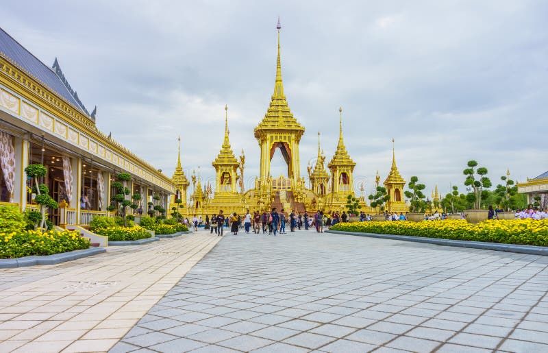 Den kungliga krematoriet för hans sena majestätkonung Bhumibol Adulyadej, Rama IX med yttre garnering
