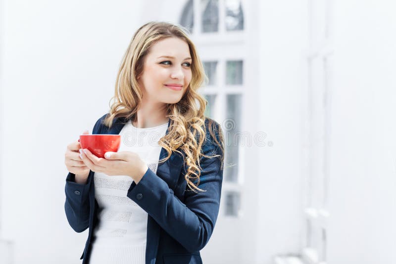 Den kvinnliga kontorsarbetaren som har kaffeavbrottet royaltyfri fotografi Den kvinnliga kontorsarbetaren som har kaffeavbrottet royaltyfri fotografi