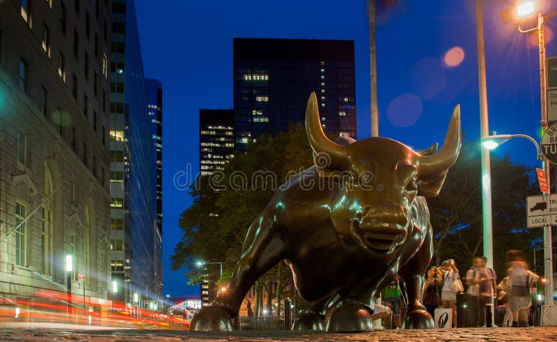 Den laddande tjur- eller Wall Street tjuren eller bowlsplantjuren står i det finansiella området i Manhattan, New York City royaltyfria bilder Den laddande tjur- eller Wall Street tjuren eller bowlsplantjuren står i det finansiella området i Manhattan, New York City royaltyfria bilder