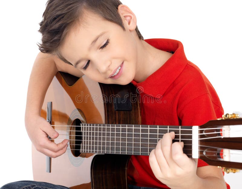 Den le pojken leker den akustiska gitarren arkivfoton Den le pojken leker den akustiska gitarren arkivfoton