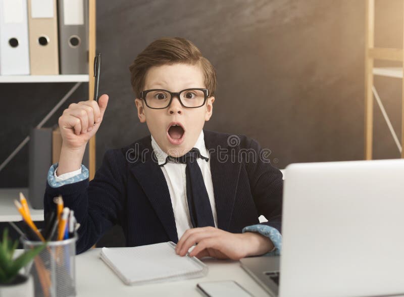 Den lilla affärsmannen har stor idé i regeringsställning arkivbild Den lilla affärsmannen har stor idé i regeringsställning arkivbild