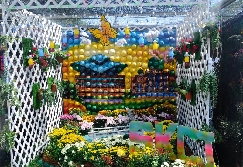Den lilla fackträdgården som göras från blandning av, återanvänder material och blomman arkivfoto Den lilla fackträdgården som göras från blandning av, återanvänder material och blomman arkivfoto