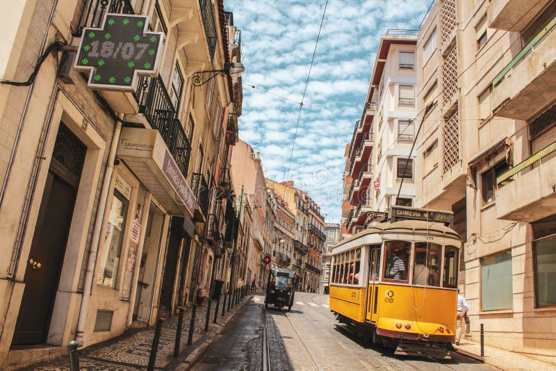 Den Lissabon gatan och spårvagnen i Lissabon royaltyfri bild Den Lissabon gatan och spårvagnen i Lissabon royaltyfri bild