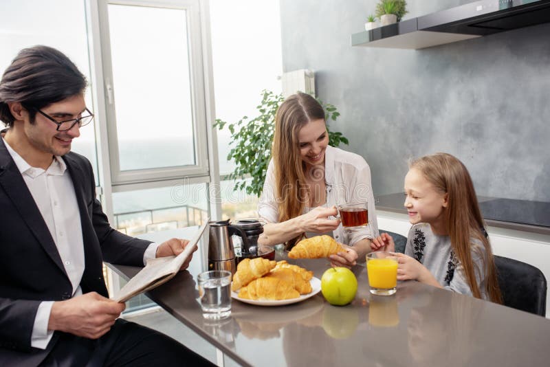 Den lyckliga familjen har en frukost hemma fotografering för bildbyråer Den lyckliga familjen har en frukost hemma fotografering för bildbyråer