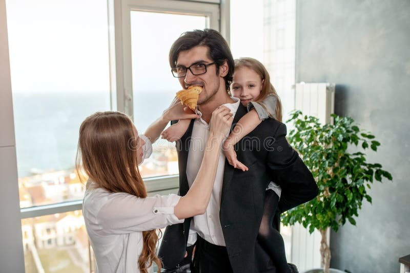 Den lyckliga familjen har en frukost hemma arkivbilder Den lyckliga familjen har en frukost hemma arkivbilder