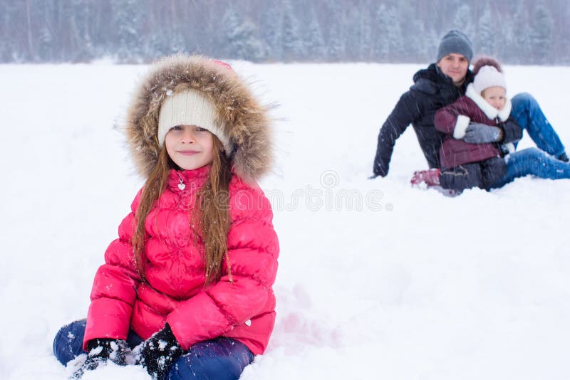Den lyckliga familjen har gyckel i snöig dag för vinter royaltyfria bilder Den lyckliga familjen har gyckel i snöig dag för vinter royaltyfria bilder
