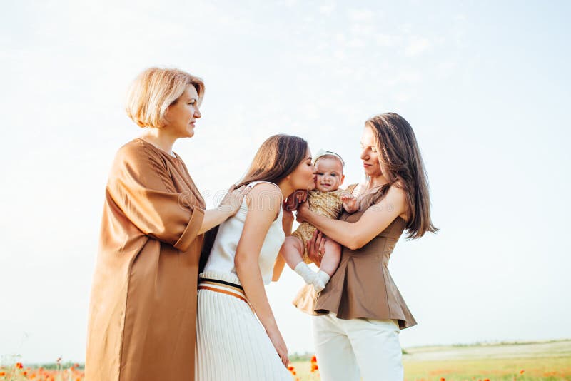 Den lyckliga familjen med behandla som ett barn barnet behandla som ett barn g?r i natur royaltyfria bilder Den lyckliga familjen med behandla som ett barn barnet behandla som ett barn g?r i natur royaltyfria bilder