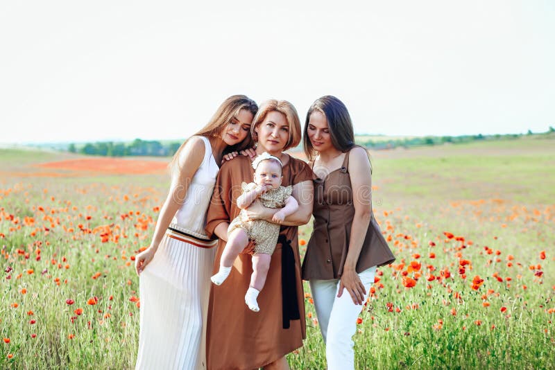 Den lyckliga familjen med behandla som ett barn barnet behandla som ett barn g?r i natur fotografering för bildbyråer Den lyckliga familjen med behandla som ett barn barnet behandla som ett barn g?r i natur fotografering för bildbyråer