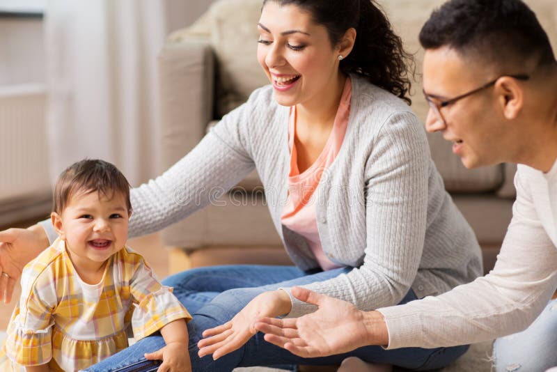 Den lyckliga familjen med behandla som ett barn dottern hemma arkivbilder Den lyckliga familjen med behandla som ett barn dottern hemma arkivbilder