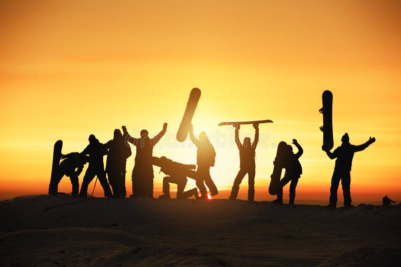 Den lyckliga gruppen skidar begreppet för snowboardskidåkningsnowboardingen royaltyfria foton Den lyckliga gruppen skidar begreppet för snowboardskidåkningsnowboardingen royaltyfria foton