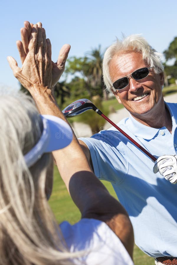 Den lyckliga pensionären kopplar ihop leka Golf arkivfoton Den lyckliga pensionären kopplar ihop leka Golf arkivfoton