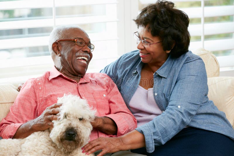 Den lyckliga pensionären kopplar ihop sammanträde på sofaen med förföljer