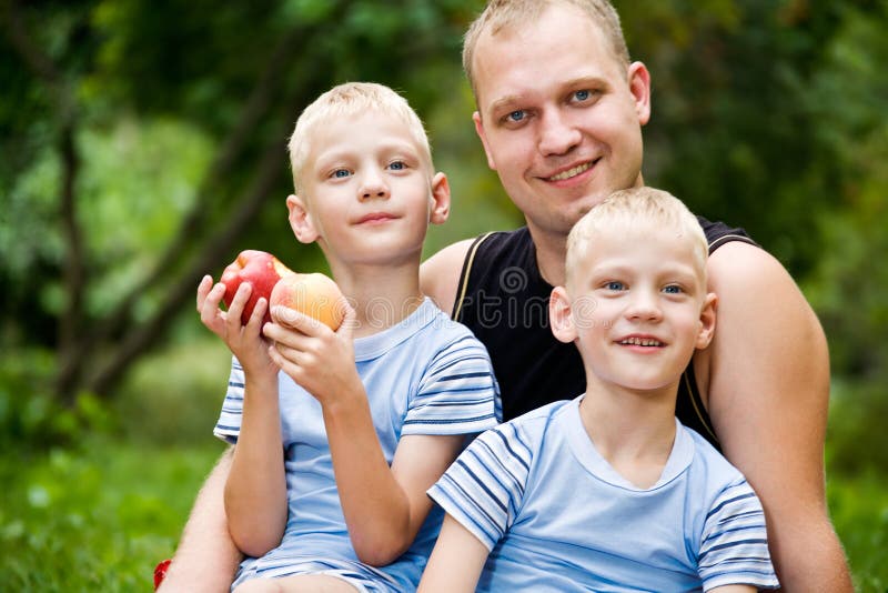 den lyckliga pojkefarsan kopplar samman arkivfoto den lyckliga pojkefarsan kopplar samman arkivfoto