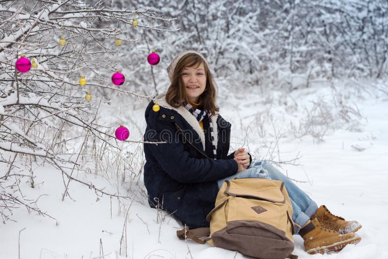 Den lyckliga tonåriga flickan på en vinter går fotografering för bildbyråer Den lyckliga tonåriga flickan på en vinter går fotografering för bildbyråer