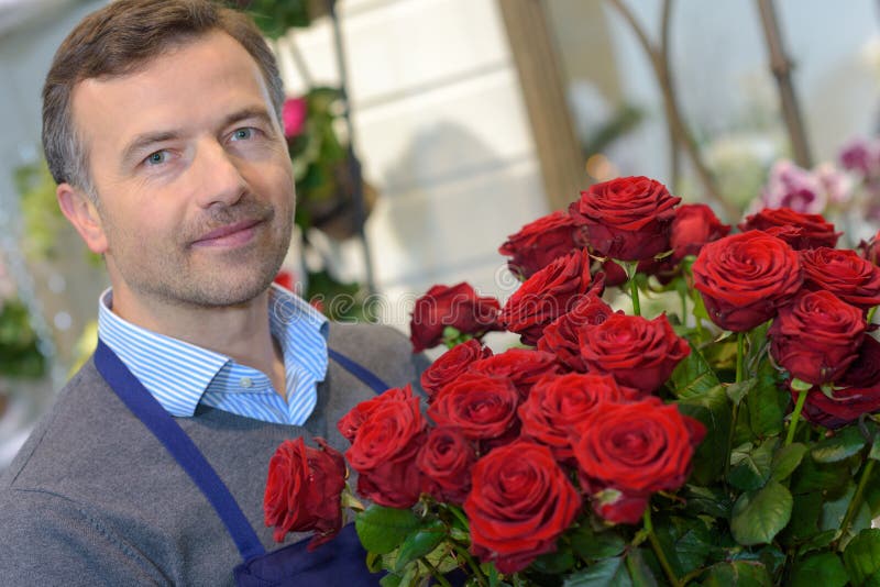 Den manliga blomsterhandlaren shoppar in arkivbild Den manliga blomsterhandlaren shoppar in arkivbild
