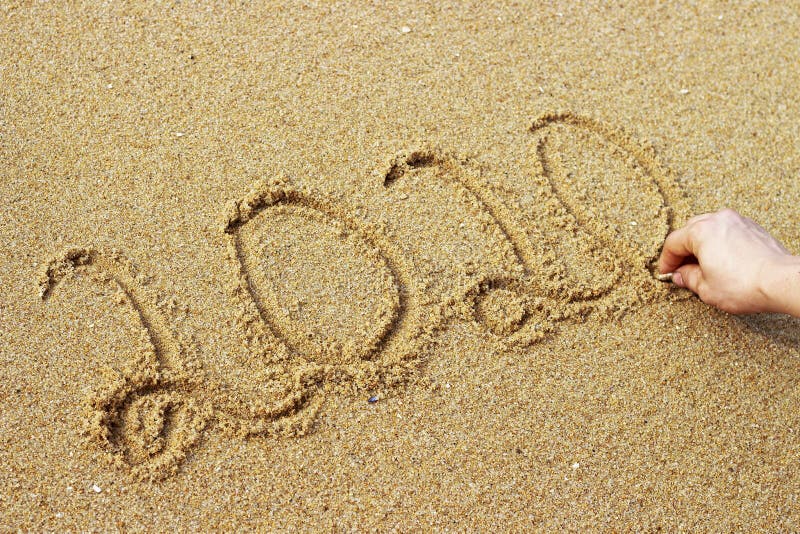Den manliga handen drar på sand 2020 år, bästa sikt royaltyfria foton Den manliga handen drar på sand 2020 år, bästa sikt royaltyfria foton