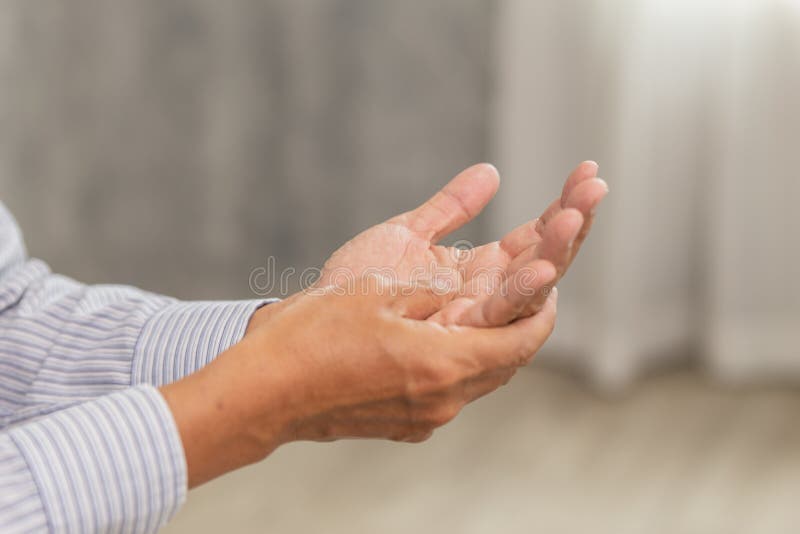 Den manliga handen gömma i handflatan massage arkivfoto Den manliga handen gömma i handflatan massage arkivfoto