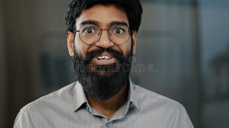 Den manliga porträttens överraskande känslosamhet som förvånade arabisk förvånad man i ögonglasen gör stora ögon indianska fotografering för bildbyråer