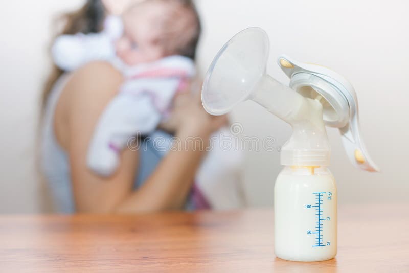 Den manuella bröstpumpen och mjölkar på bakgrund fotografering för bildbyråer Den manuella bröstpumpen och mjölkar på bakgrund fotografering för bildbyråer