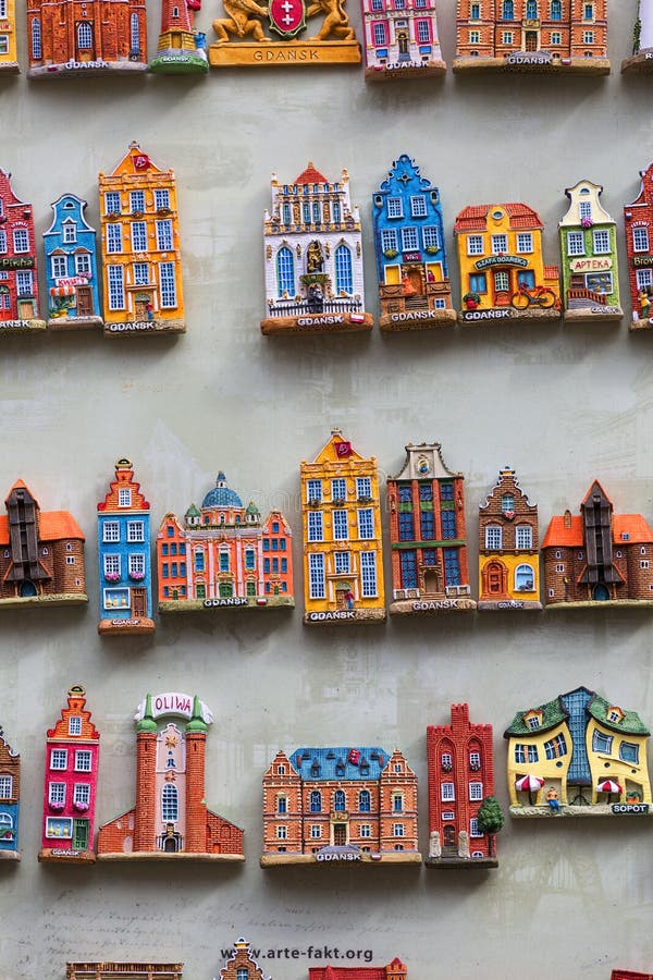 Den Mariacka gatan, souvenir shoppar, kylmagneten, den huvudsakliga staden, Gdansk, Polen royaltyfria foton Den Mariacka gatan, souvenir shoppar, kylmagneten, den huvudsakliga staden, Gdansk, Polen royaltyfria foton