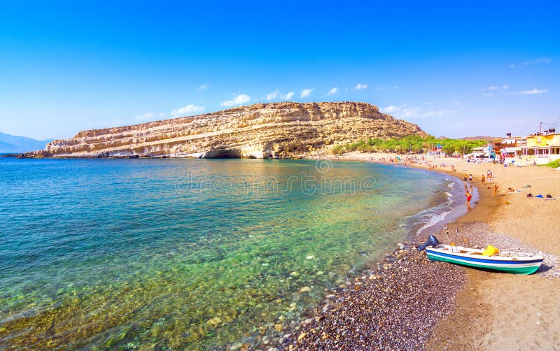 Den Matala stranden med grottor på vaggar, Kreta, Grekland