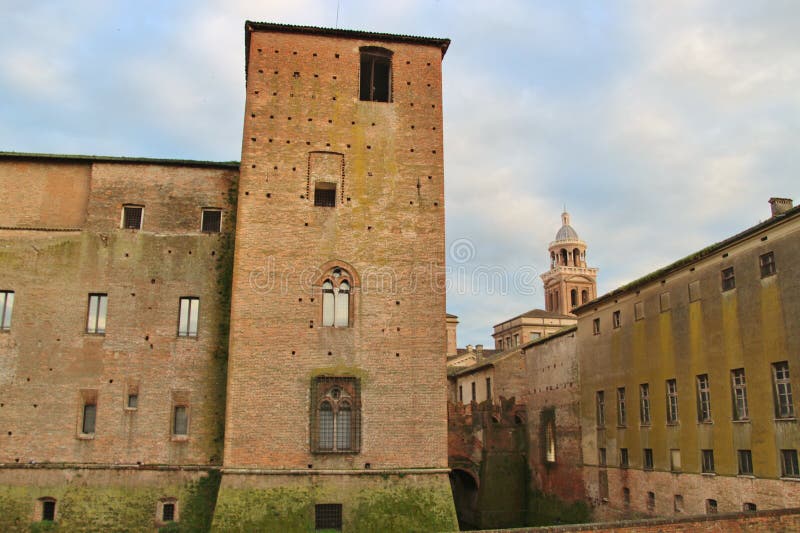 Den medeltida slotten Castello di San Giorgio i Mantua, nordliga Italien royaltyfri foto Den medeltida slotten Castello di San Giorgio i Mantua, nordliga Italien royaltyfri foto