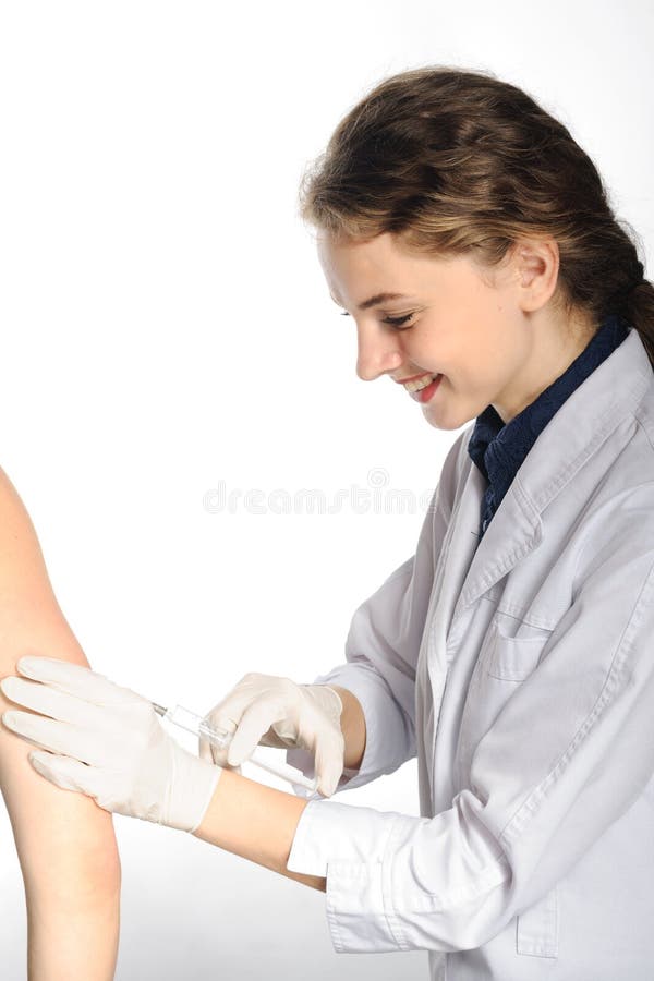 Den medicinska doktorn gör en injektioninjektionsspruta fotografering för bildbyråer Den medicinska doktorn gör en injektioninjektionsspruta fotografering för bildbyråer