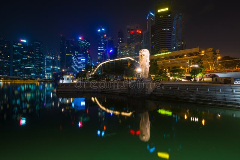 Den Merlion springbrunnen och den Singapore horisonten vid natt Merlion är arkivfoton Den Merlion springbrunnen och den Singapore horisonten vid natt Merlion är arkivfoton